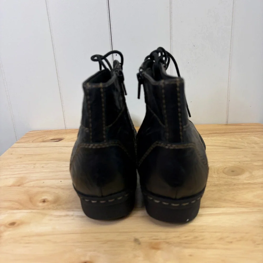 Clarks Bendables Dark Academia Crinkled Leather Ankle Boots Women Size 10M Comfy